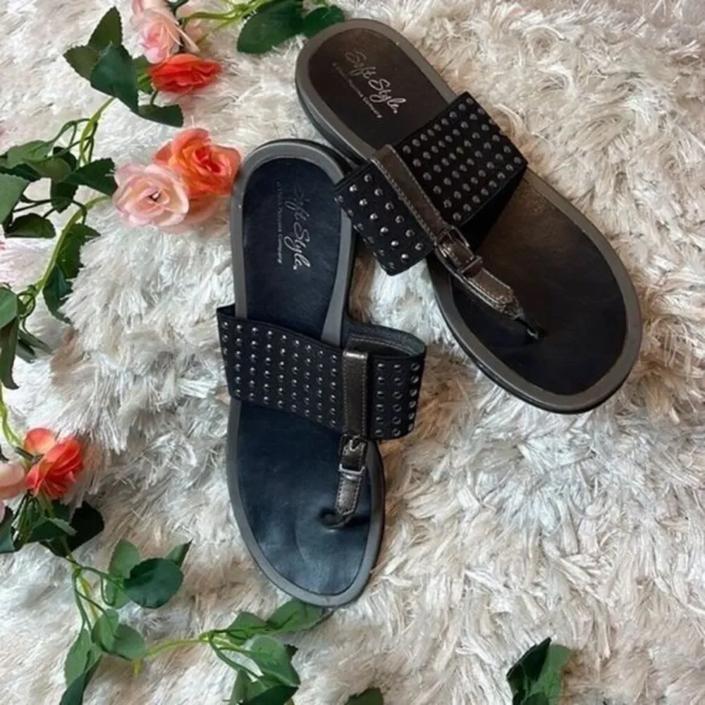 Hush puppies Comfy Strap Sandals black with bronze detail. Rivet detail Size 8.5